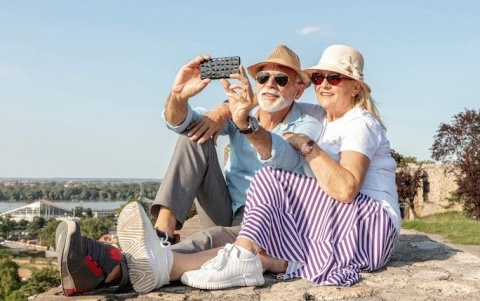 Ενισχυμένο Σχέδιο Επιχορήγησης Διακοπών για Συνταξιούχους με Χαμηλά Εισοδήματα