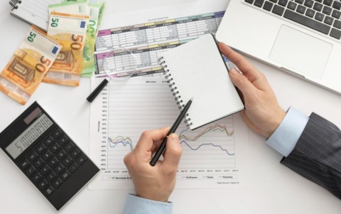 Kαταργούνται τα συνταξιοδοτικά ωφελήματα για τους Αξιωματούχους